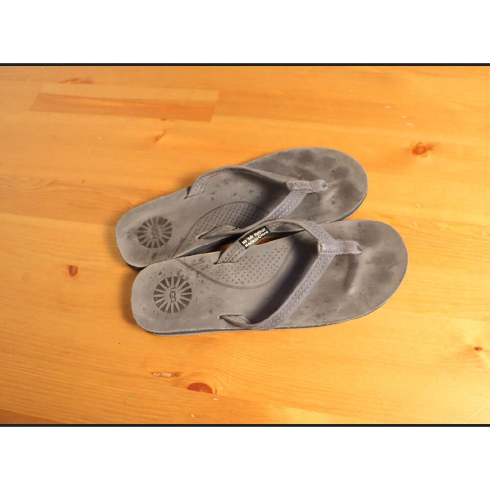 UGG Dark Blue Tan Flip Flop Sandals Size W6 Excellent Condition